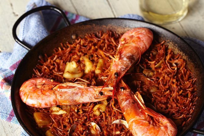 Interactive Paella & Market: Bottomless Wine & Rambla Views - Bottomless wine and La Rambla views: the social glue