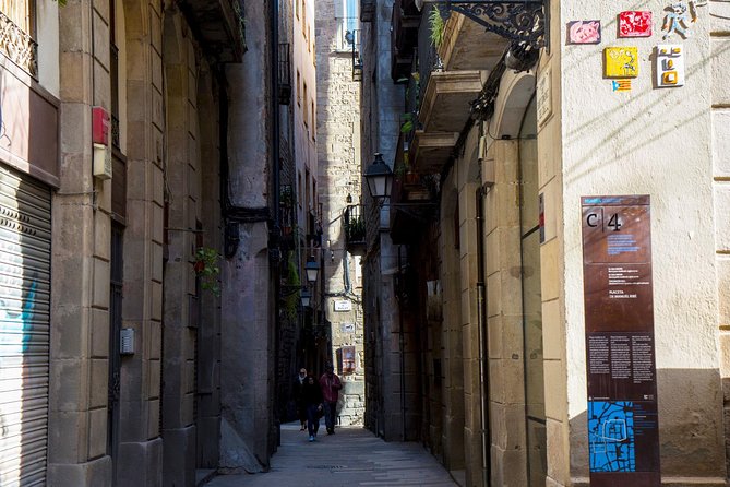 Jewish Quarter of Barcelona Private Tour with Hotel Pick-up - Sinagoga Major de Barcelona: outside cues, then inside access