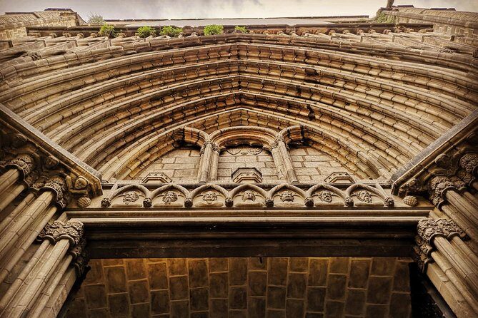 Kickstart Barcelona Private Tour. City Highlights for newcomers - Stop 5: Plaça Reial and Gaudí Streetlamps