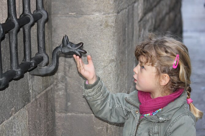 Kids & Family Private Guided Dragon Tour in Barcelona - Crossing the Barrio Gótico: Plazas, the Cathedral Area, and Clues Everywhere