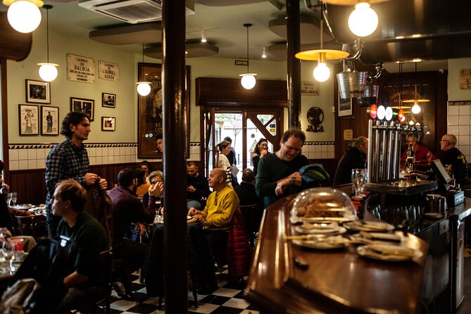 La Barceloneta Tapas & Wine & Drinks Tour in Barcelona - The guide makes the night: Zeynep and Thomas set the tone