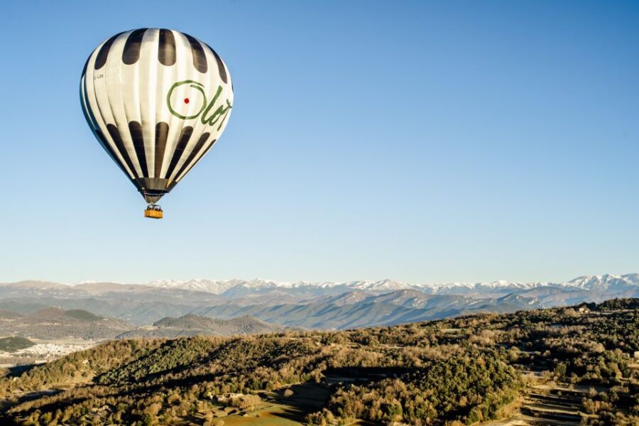 La Garrotxa Volcanoes Half-Day Hot Air Balloon Flight - After landing: snacks, van transfer, and a full Catalan breakfast