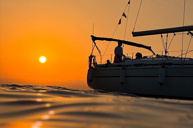 Marriage Proposal Boat Trip in Barcelona - Keeping the secret: how the setup supports your plan