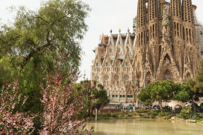 Max 6 People Full-Day Tour Barcelona, Sagrada Familia, Parc Guell - Lunch break: 1 hour for your own plan (not included)
