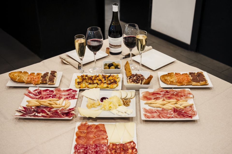 Menu Gourmet - Jamón, Cheese & Wine near Sagrada Familia - Cheese, Cold Cuts, Taquitos, and Toast: How the Menu Stays Balanced