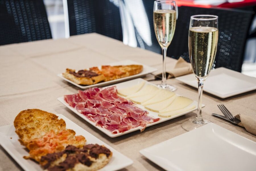 Menú Tapas - Spanish Tastes near Sagrada Familia - Timing it right: when to eat before or after Sagrada Familia