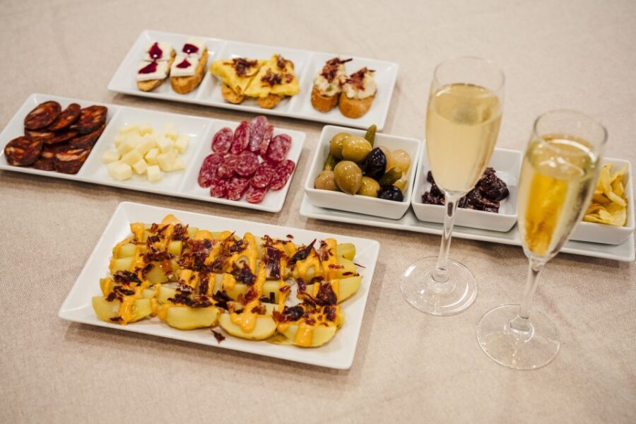 Menú Tapas - Spanish Tastes near Sagrada Familia - Jamón Ibérico cut with precision: what to look for when it arrives