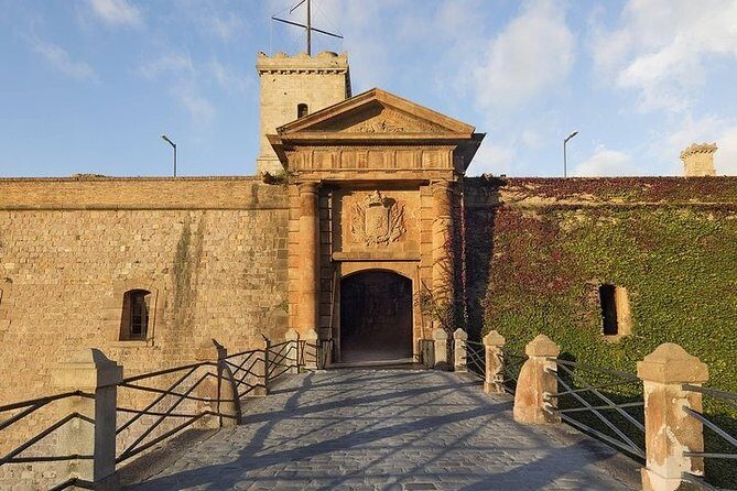 Montjuïc Cable Car & Magic Fountain Barcelona Private Tour - Las Ramblas plus Palau Guell: the city center’s stylish power move