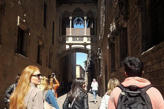 Montjuïc Cable Car & Magic Fountain Barcelona Private Tour - Montjuïc Castle and the dungeons: the bold history stop