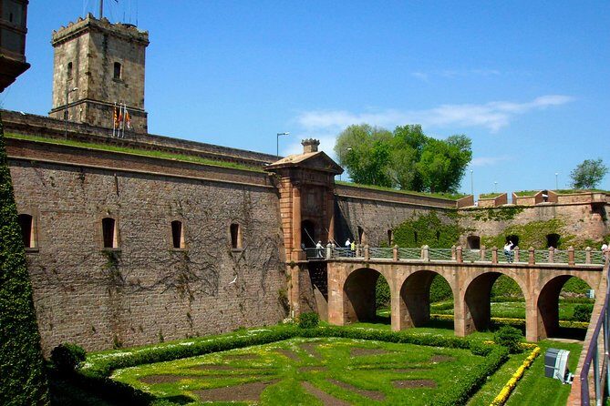 Montjuïc Cable Car & Magic Fountain Barcelona Private Tour - Starting at Palau Moja: the quick Ramblas warm-up