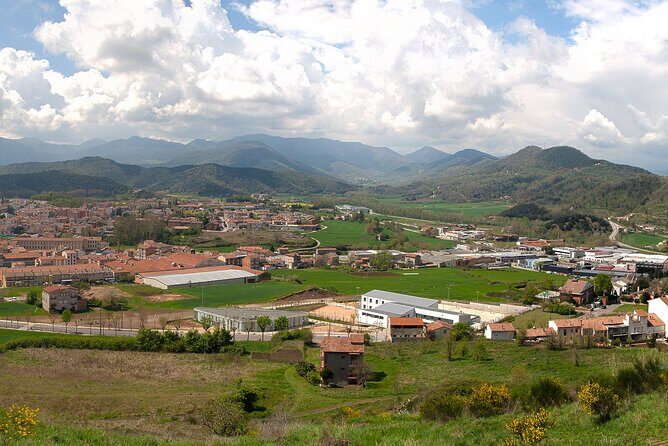 Montsacopa: An audio tour in the Volcano in the Centre of the City - Volcà del Montsacopa in Olot: crater views you can reach fast
