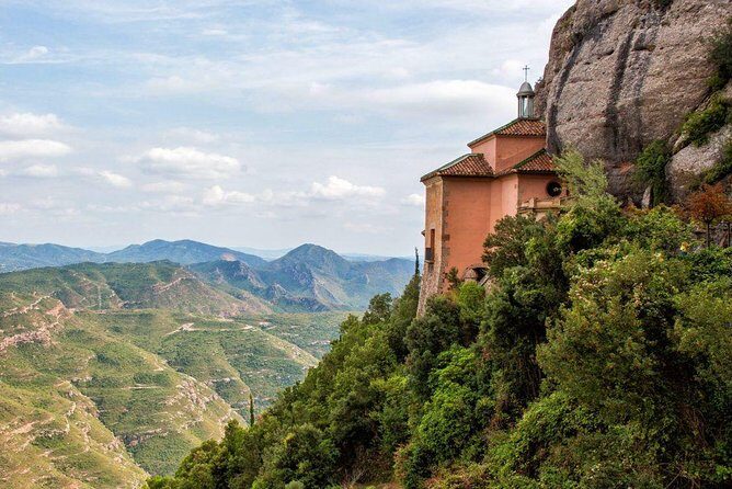 Montserrat Private Day Trip - Getting there from Barcelona: Plaça d’Espanya as a smart start