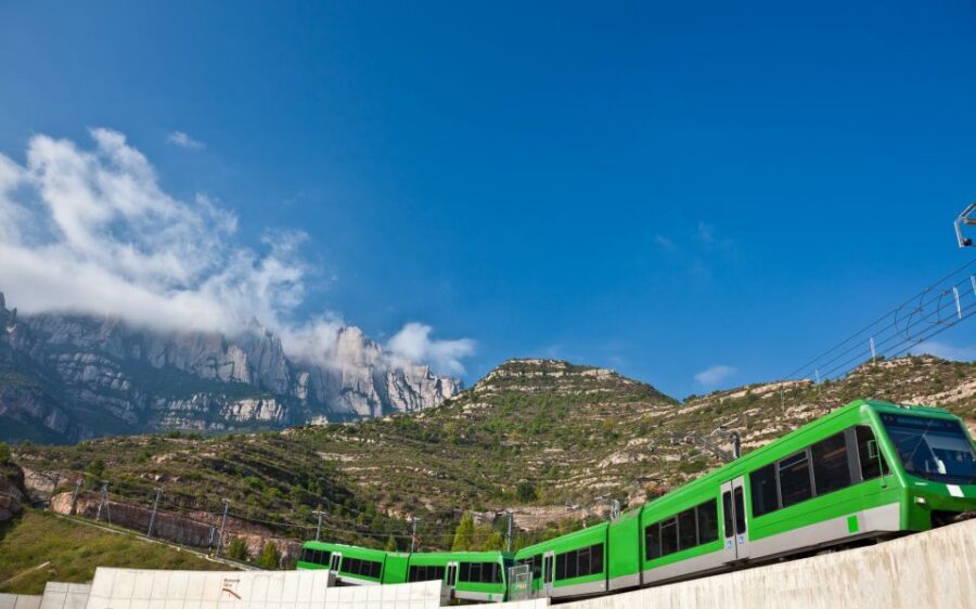 Panoramic Barcelona and Montserrat Excursion - Riding the Montjuïc Cable Car: Short Time, Big Payoff