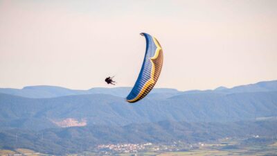 Paragliding: Experience the magic of flying near Barcelona. Report included - The 3-hour flow: 4x4 pickup, briefing, and your flight timing