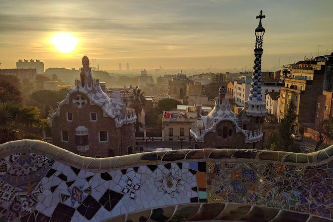 Park Guell and Sagrada Familia, Gaudí's Masterpieces Private Tour - Casa Milà (La Pedrera) Exterior: The “Wave” Effect You Can See Fast