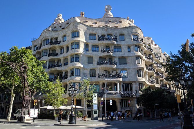 Park Guell and Sagrada Familia, Gaudí's Masterpieces Private Tour - Sagrada Familia at the End: Timing, Tickets, and That Light