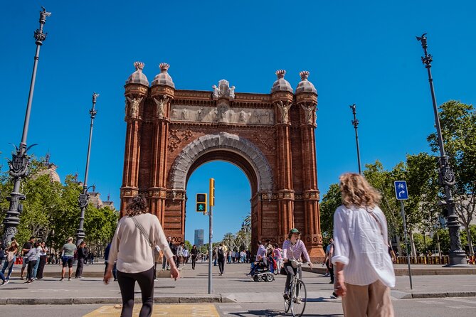 Photo Walking Tour Barcelona Cathedral Gothic Quarter El Born - Starting at Estació de França: your first shot with train-station drama