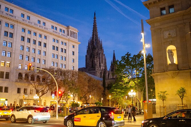 Photo Walking Tour Barcelona Cathedral Gothic Quarter El Born - Pont del Bisbe and Plaça de Sant Jaume: photographing power and patience
