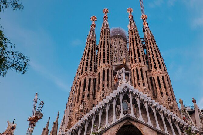 Photo Walking Tour Sagrada Familia and Gaudí in Barcelona - Stop 2: Casa Batlló from the street (how to frame the masterpiece)