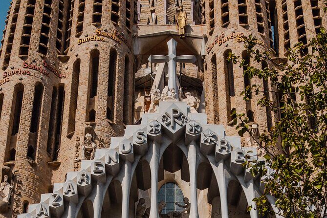 Photo Walking Tour Sagrada Familia and Gaudí in Barcelona - Stop 3: Casa Milà (La Pedrera) and storytelling through details