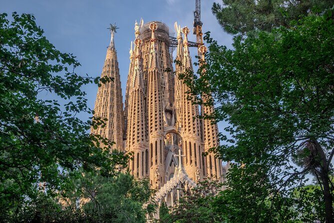 Photo Walking Tour Sagrada Familia and Gaudí in Barcelona - Stop 4: The Sagrada Família exterior lesson—angles, details, and essence