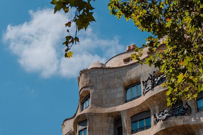 Photo Walking Tour Sagrada Familia and Gaudí in Barcelona - Small-group coaching: what the guides do well