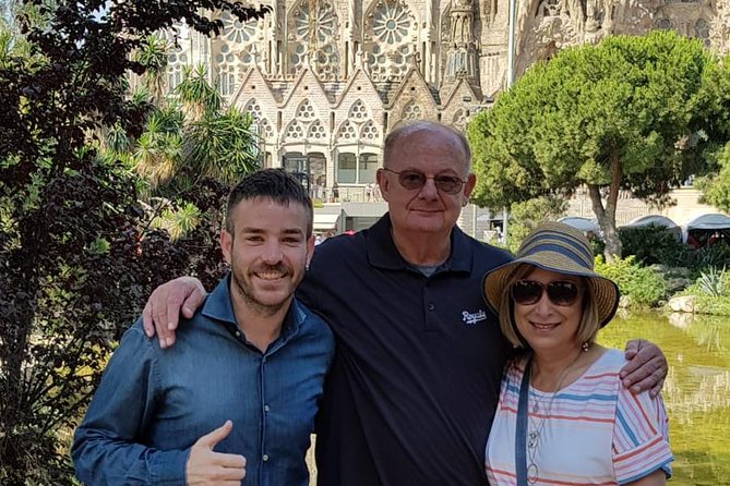 Private 2 Hours Sightseeing Tour in Barcelona - Passeig de Gràcia to Plaza de Catalunya: modernist icons to city center