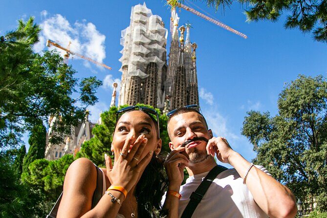 Private and Personalized Photography Adventure in Barcelona - Meeting at the Sagrada Familia Souvenir Shop and Getting to the Best Spots