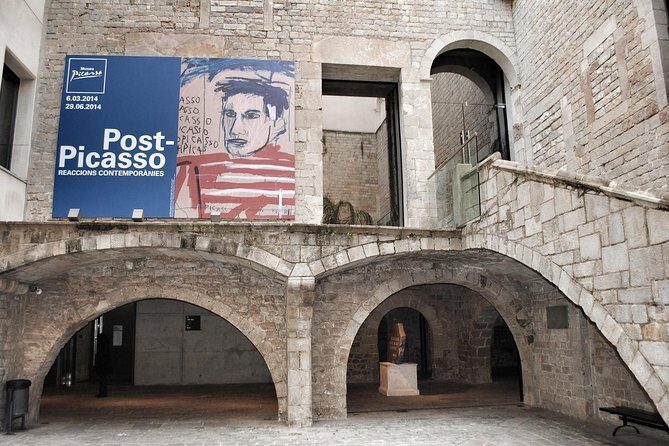 Private Barcelona Art and Tapas Walking Tour with Picasso Museum - El Born after the museum: the pintxos stop that sets the tone