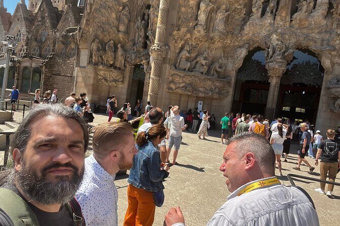 Private Barcelona Highlights: Gothic Sagrada Familia & Park Güell - Montjuïc by vehicle and on foot: Miramar, Olympic sites, and big port icons