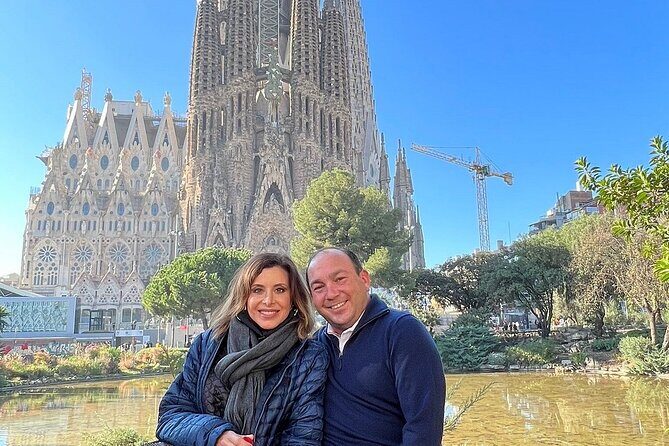 Private Barcelona Highlights: Gothic Sagrada Familia & Park Güell - Park Güell after lunch: public areas, gardens, and priority entry to the monumental zone