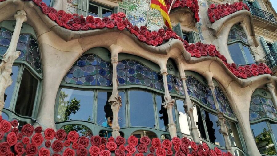 Private Barcelona Modernism and Gaudí Walking Tour - Passeig de Gràcia: Where Gaudí’s Style Gets Loud (in a Good Way)