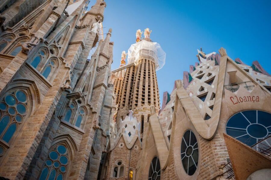 Private Barcelona & Montserrat Tour with Pick-up - Gothic Quarter to Montjuïc Hill: Barcelona’s best street drama
