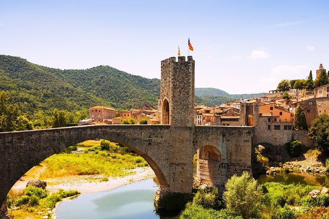 Private Besalú & 3 Medieval Towns Tour with Hotel PickUp from Barcelona - The photo-worthy pause: Castellfollit de la Roca and the basalt cliff