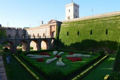 Private Customized Barcelona Tour by Mercedes VIP Bus and Personal Expert Guide - Barri Gòtic walking: where your guide helps you read the streets