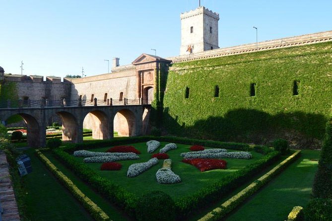 Private Customized Barcelona Tour by Mercedes VIP Bus and Personal Expert Guide - Barri Gòtic walking: where your guide helps you read the streets