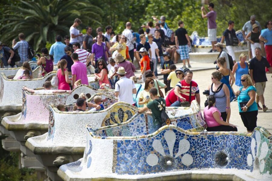 Private E-Bike Tour: Park Güell & Best of Barcelona - Meeting point at the fountain: quick start, smooth momentum