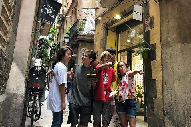 Private Family Treasure Hunt | Guided, fun & 100% Offline | Xventura Barcelona - Private guide dynamics: pacing, personalities, and kid-friendly problem solving