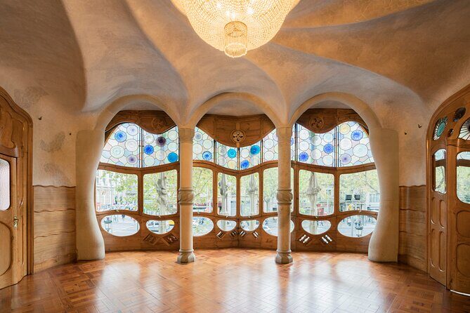 Private First Access Casa Batlló Experience With Breakfast - The guide experience: learning Gaudí without turning it into a lecture