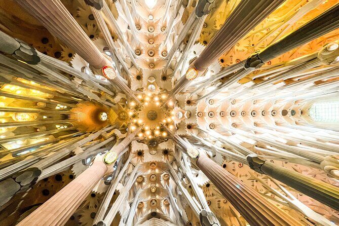 Private Sagrada Familia Guided Tour with Skip the Line Ticket - Getting there: the meeting point and why 10 minutes matters