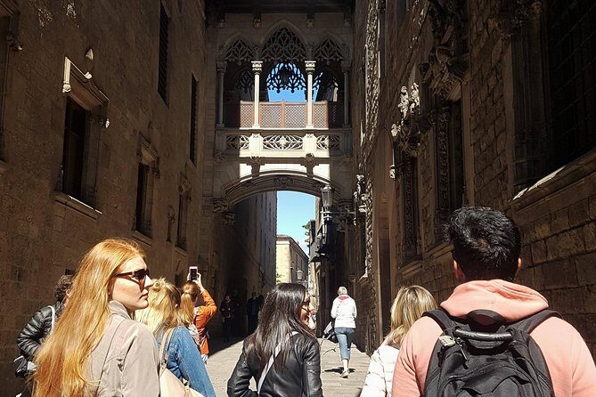 Private Tapas Walking Tour in Barcelona Old Town and Flamenco Show - Guides, personalities, and what to expect from your night host