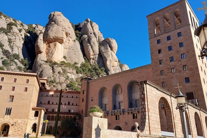 Private Tour in Montserrat 5h - The 10:00 am timing and transportation reality check