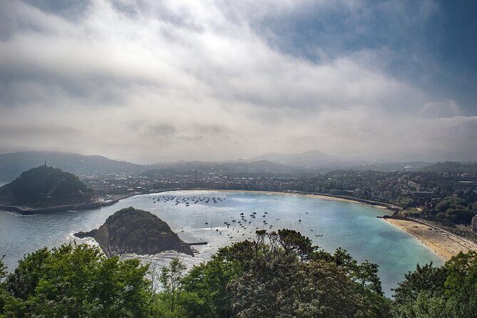 Private transfer: Barcelona to San Sebastian, 2h Stop in Pamplona - Pamplona’s 2-hour stop: cathedral area, old town walls, and Plaza del Castillo