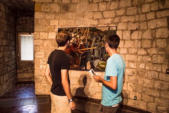 Private trip to the medieval city of Girona from Barcelona - Plaça de la Independència: free time that lets you choose your ending