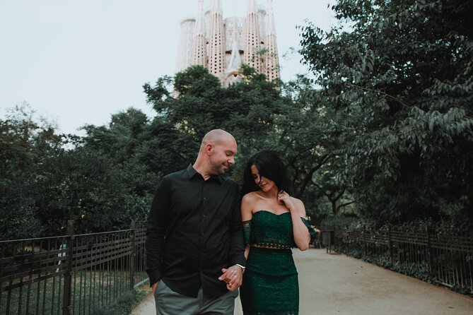 Private Vacation Photography Session with Local Photographer in Barcelona - You can customize the route: Park Güell, Sagrada Familia, Bunkers, and more