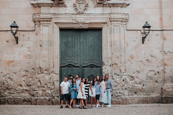 Private Vacation Photography Session with Local Photographer in Barcelona - Walking through the Gothic Quarter: stop-by-stop portrait potential