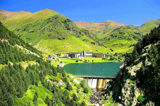 Pyrenees Private Tour from Barcelona with Easy Hike & Cogwheel Train - The return to Barcelona: keep your energy for the last stretch