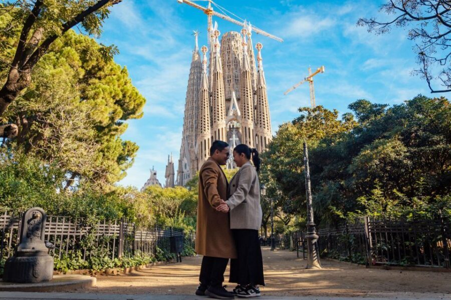 Romantic Photoshoot Experience for Couples in Barcelona - Why Sagrada Familia is a smart choice for couples photos