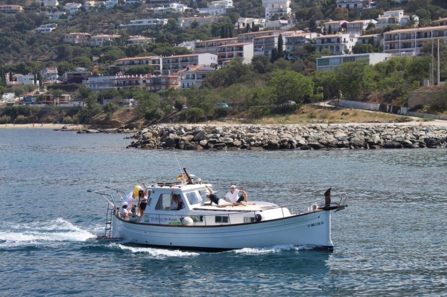 Roses: Rent the boat and live an unforgettable experience - Snorkeling gear, kayak, and paddle surf: choose your pace