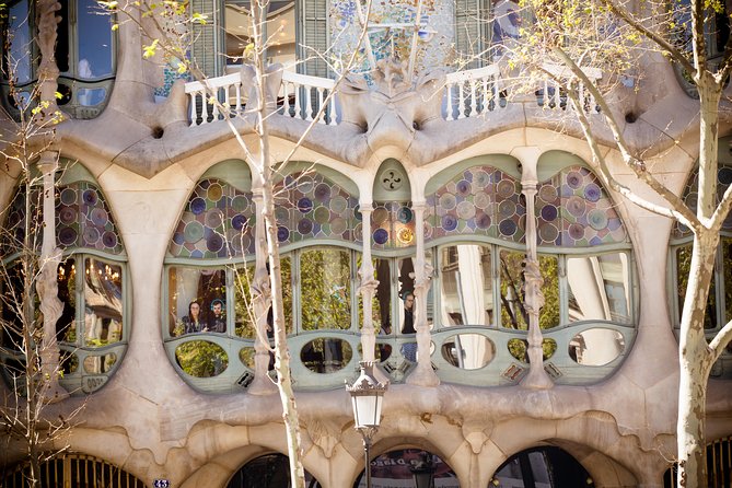 Sagrada Familia and Barcelona Highlights: Private Guided 4-Hour Driving Tour - Gaudí stops: La Pedrera and Casa Batllò in a smart sequence